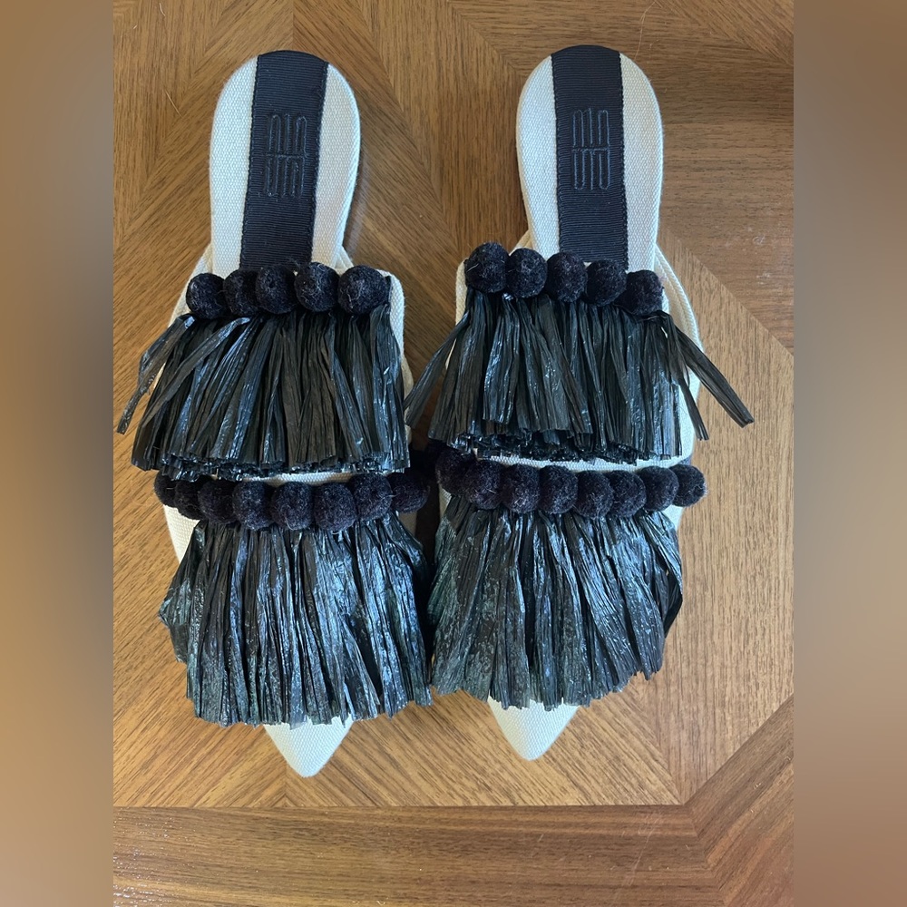 SANAYI 313 STRAW MULE SLIPPERS MADE IN ITALY barely used and in great condition.